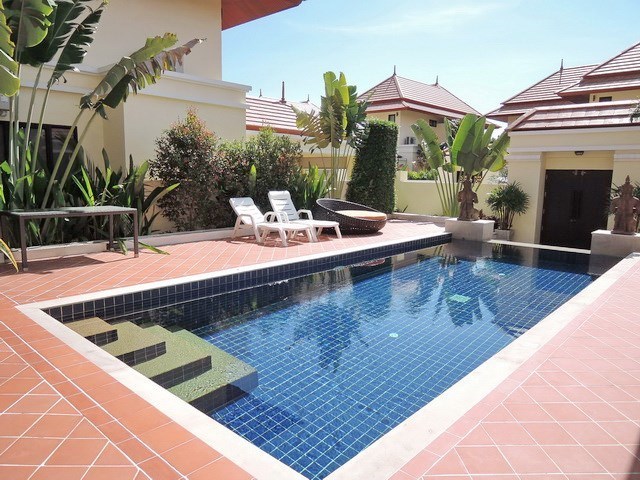 House for rent Bangsaray Pattaya showing the private pool 