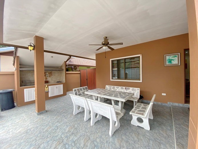 House for rent East Pattaya showing the barbecue area 