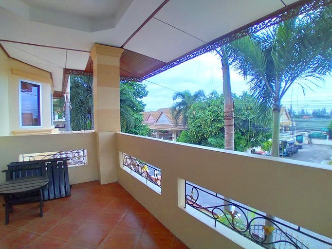 House for rent East Pattaya showing the master bedroom balcony 