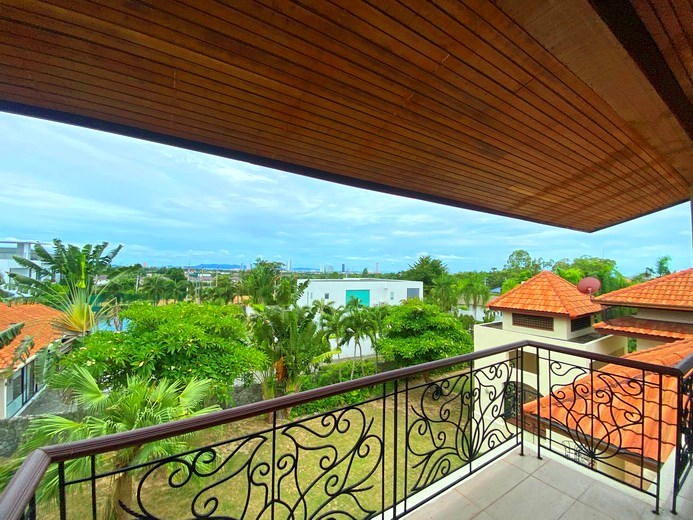 House for rent East Pattaya showing the balcony with partial sea view 