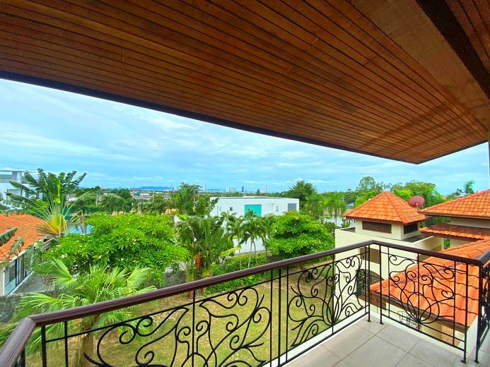 House for rent East Pattaya showing the balcony with partial sea view 