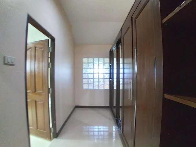 House for rent East Pattaya showing the walk-in wardrobes House for rent East Pattaya showing the walk-in wardrobes