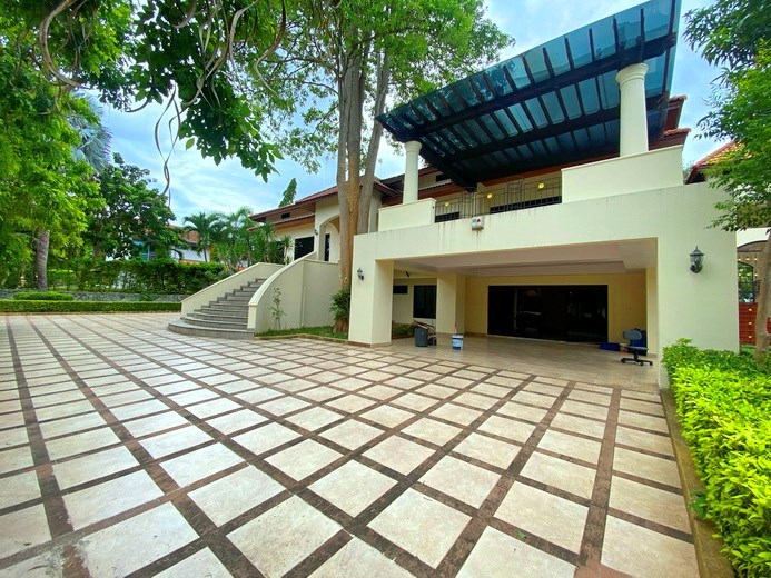 House for rent East Pattaya showing the carport and steps to first floor