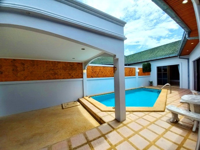 House for rent East Pattaya showing the carport House for rent East Pattaya showing the carport