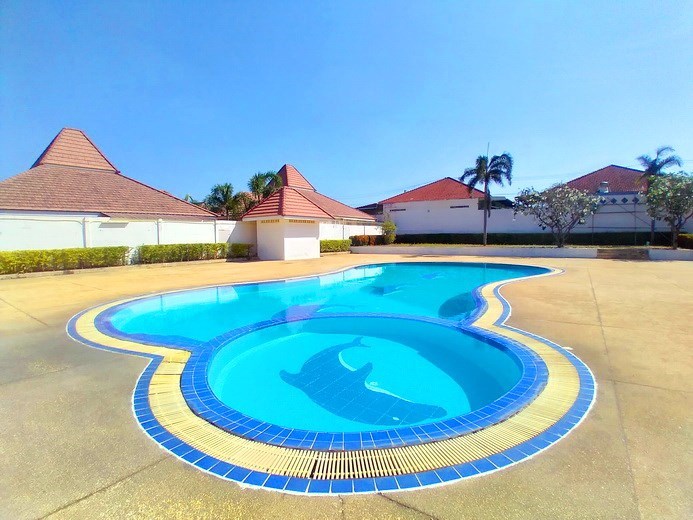 House for rent East Pattaya showing the communal pool 