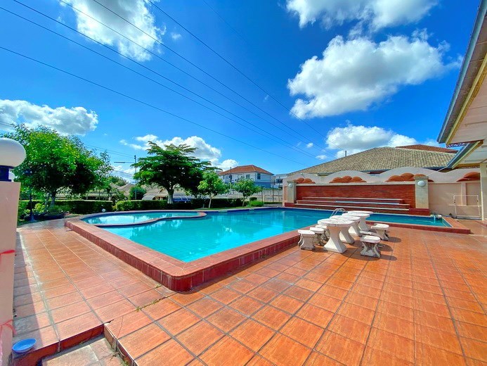 House for rent East Pattaya showing the communal swimming pool 