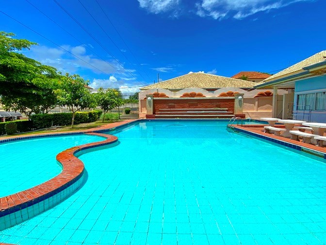 House for rent East Pattaya showing the communal pool 