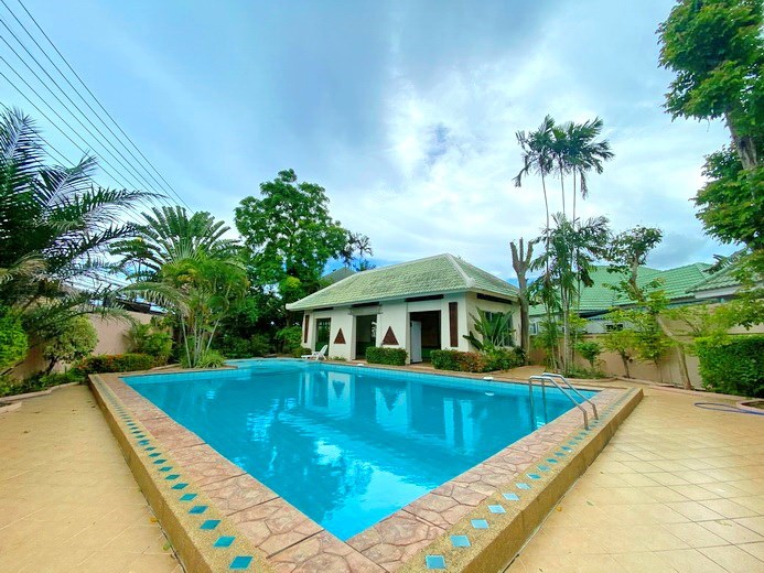 House for rent East Pattaya showing the communal pool 