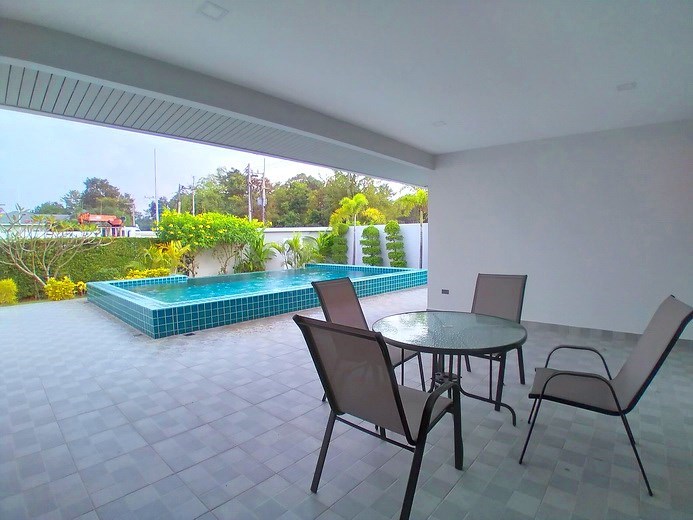 House for rent East Pattaya showing the covered terrace House for rent East Pattaya showing the covered terrace