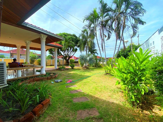 House for rent East Pattaya showing the covered terrace and garden 