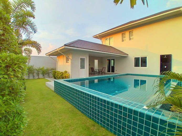 House for rent East Pattaya showing the covered terrace and pool