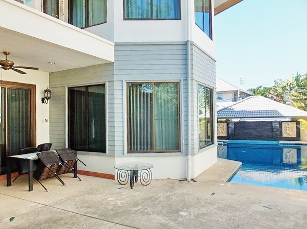 House for rent East Pattaya showing the house, covered terrace and pool