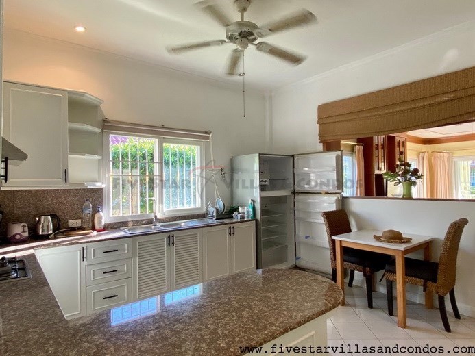 House for rent East Pattaya showing the kitchen and dining areas House for rent East Pattaya showing the kitchen and dining areas