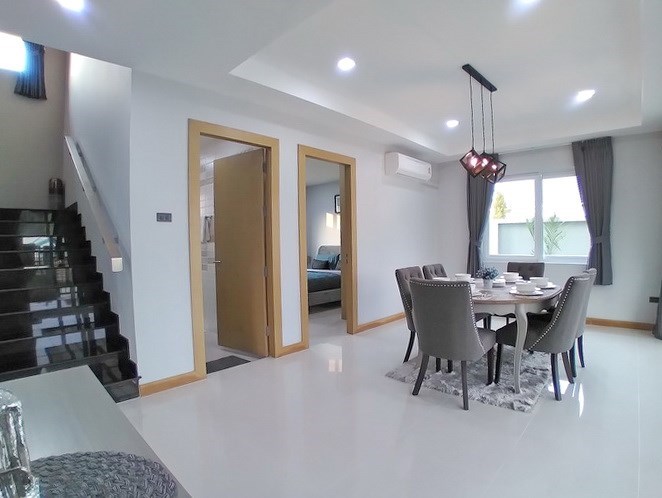 House for rent East Pattaya showing the dining area and third bathroom House for rent East Pattaya showing the dining area and third bathroom