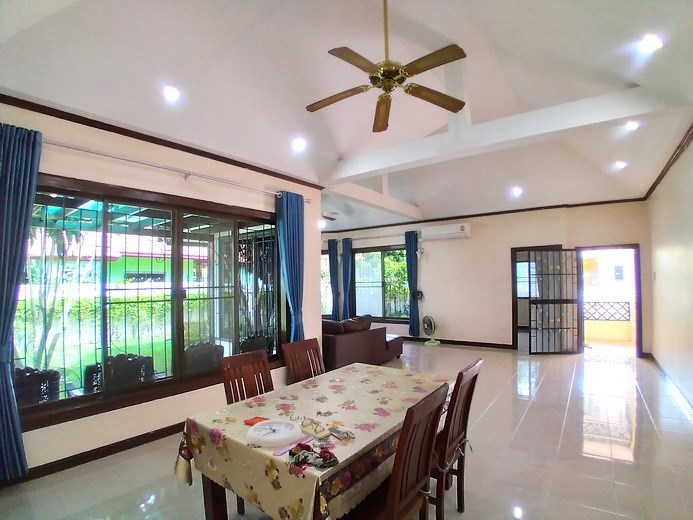 House for rent East Pattaya showing the dining rea 