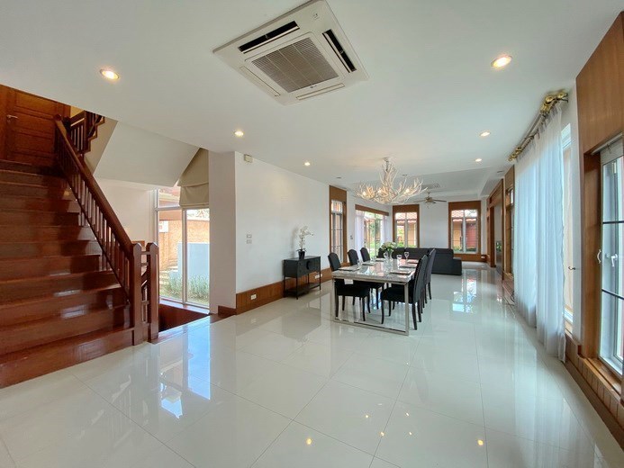 House for rent East Pattaya showing the dining area 