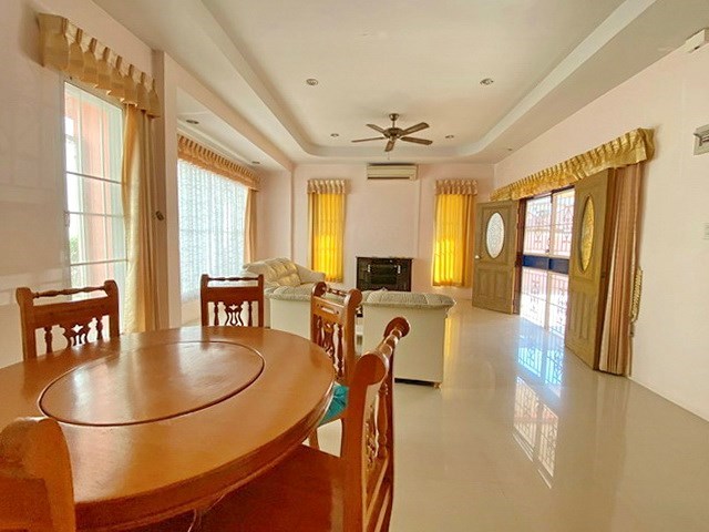 House for rent East Pattaya showing the dining area 