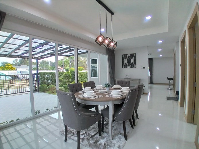 House for rent East Pattaya showing the dining area House for rent East Pattaya showing the dining area