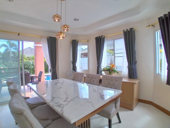 House for rent East Pattaya showing the dining area and terrace  