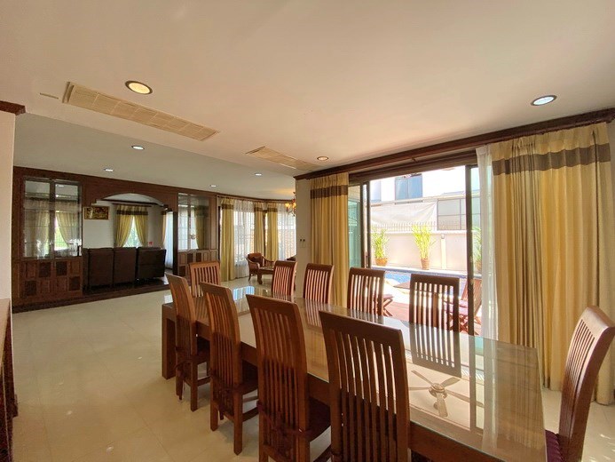 House for rent East Pattaya showing the dining area with pool view 