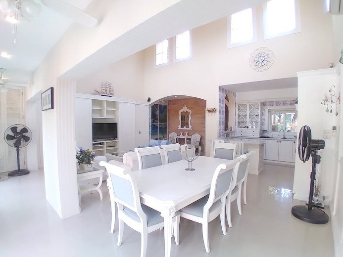 House for rent East Pattaya showing the dining, living and kitchen areas House for rent East Pattaya showing the dining, living and kitchen areas