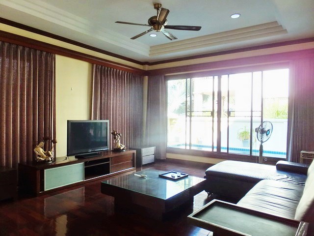 House for rent East Pattaya showing the living room with pool view 