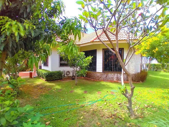 House for rent East Pattaya showing the garden House for rent East Pattaya showing the garden