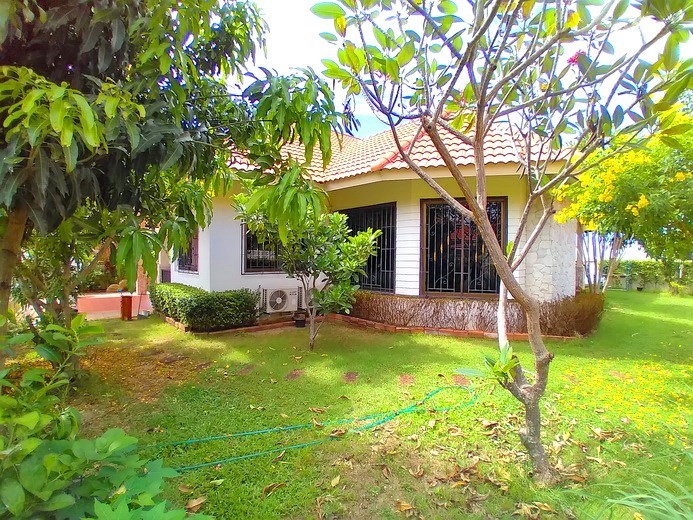 House for rent East Pattaya showing the garden 