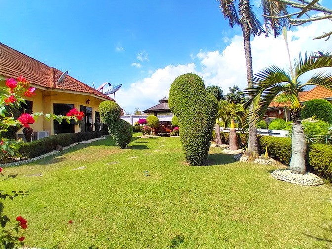 House for rent East Pattaya showing the garden House for rent East Pattaya showing the garden