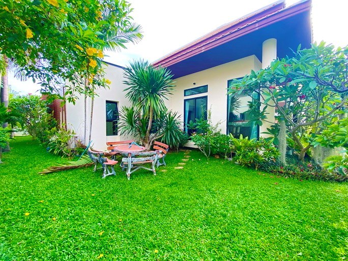 House for rent East Pattaya showing the garden