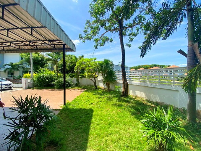 House for rent East Pattaya showing the garden 