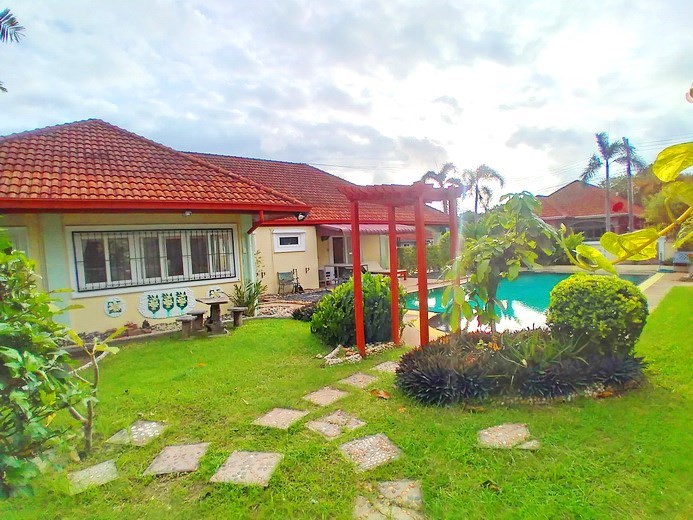 House for rent East Pattaya showing the garden 