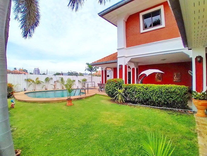 House for rent South Pattaya showing the garden 