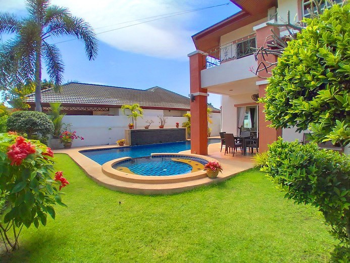 House for rent East Pattaya showing the garden and pool 