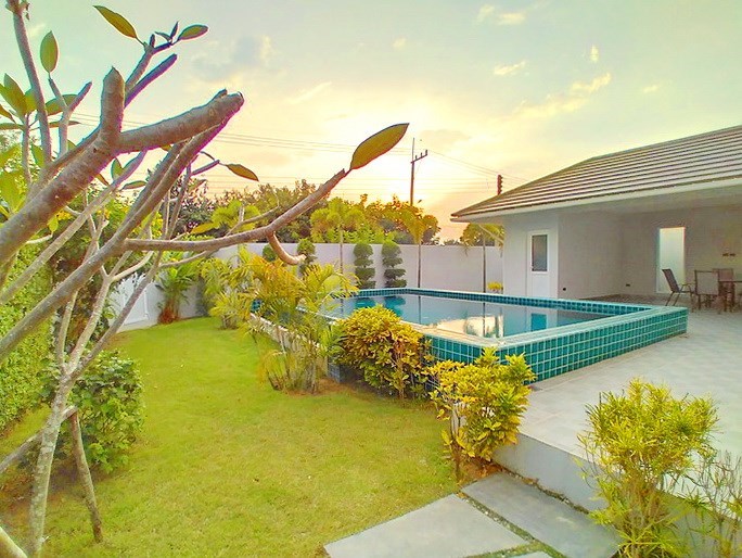 House for rent East Pattaya showing the garden and pool House for rent East Pattaya showing the garden and pool
