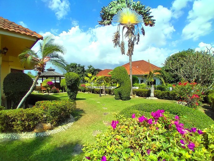 House for rent East Pattaya showing the garden and sala