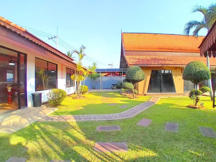 House for rent East Pattaya showing the garden