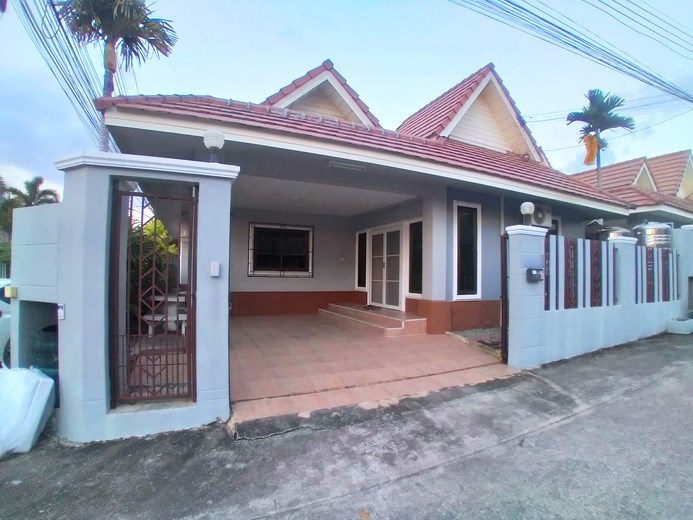 House for rent East Pattaya showing the house and carport 