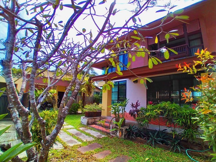 House for rent East Pattaya showing the house and garden House for rent East Pattaya showing the house and garden