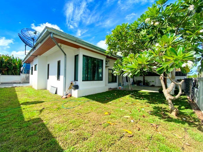 House for rent East Pattaya showing the garden and house 