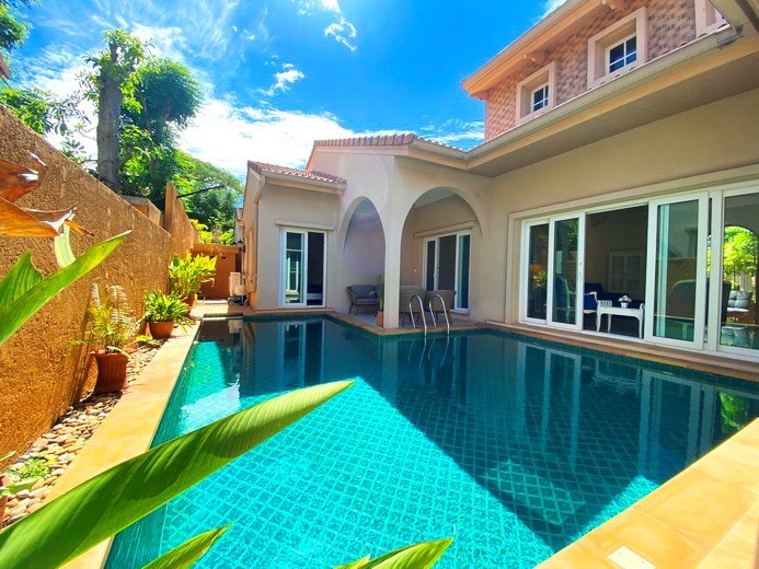 House for rent East Pattaya showing the house and pool 