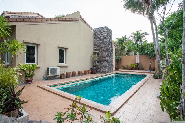 House for rent East Pattaya showing the house and pool House for rent East Pattaya showing the house and pool