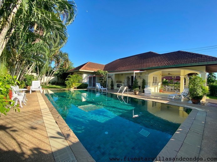 House for rent East Pattaya showing the house and pool House for rent East Pattaya showing the house and pool