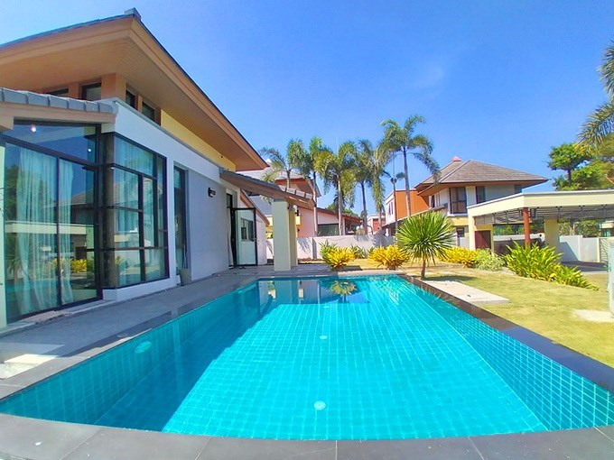 House for rent East Pattaya showing the house and pool 