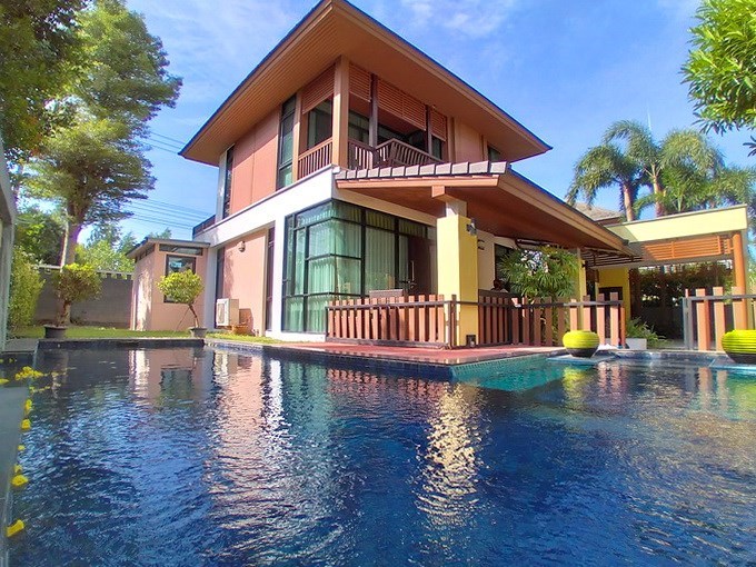 House for rent East Pattaya showing the house and private pool