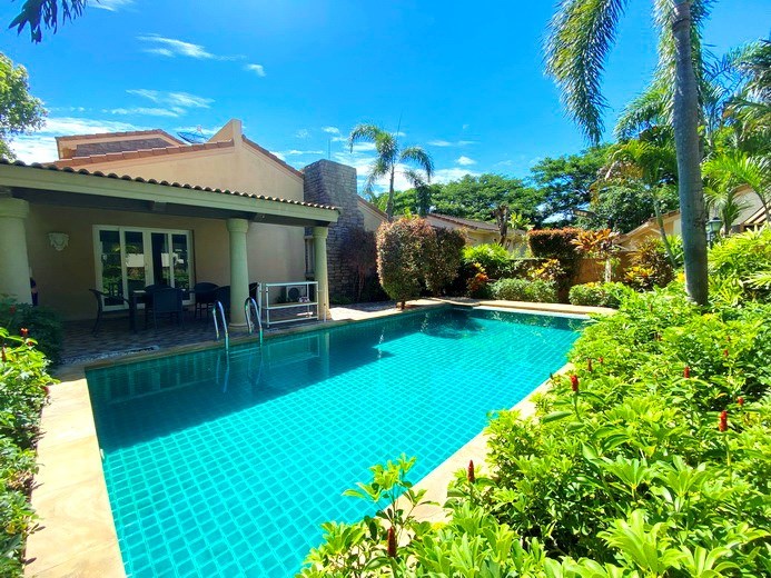 House for rent East Pattaya showing the house and pool 