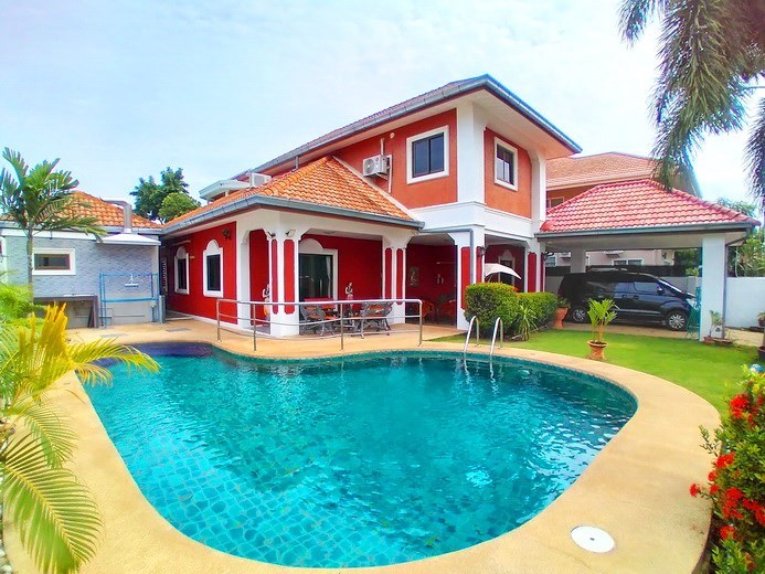 House for rent South Pattaya showing the house and pool 