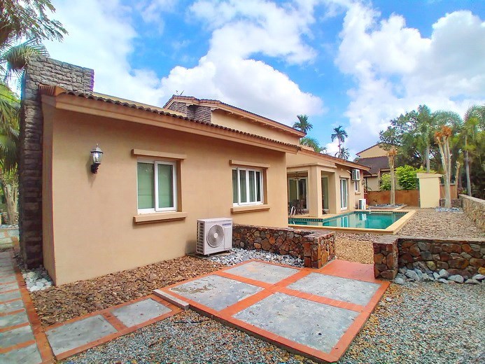 House for rent East Pattaya showing the house and terraces House for rent East Pattaya showing the house and terraces