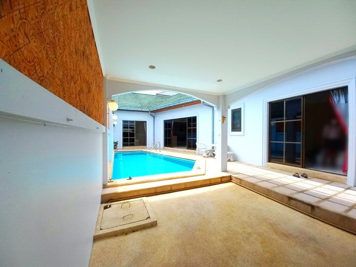 House for rent East Pattaya showing the house, covered terrace and pool House for rent East Pattaya showing the house, covered terrace and pool