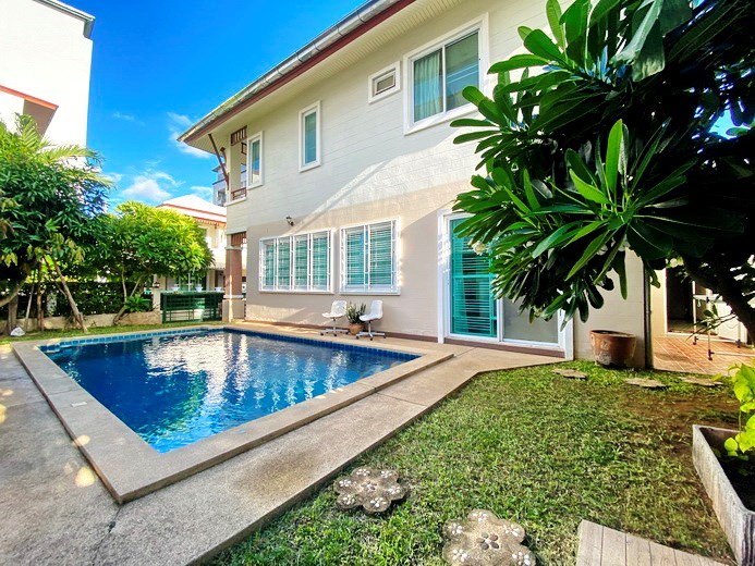 House for rent East Pattaya showing the house, garden and pool
